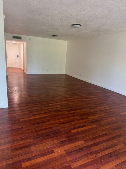 Building Photo - 5961 N Falls Circle Dr
