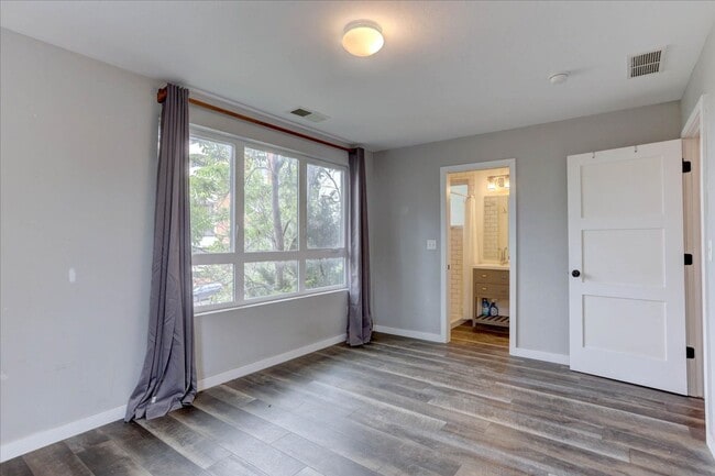 Building Photo - Smashing CU Campus 3bed/2bath/Top Floor Unit