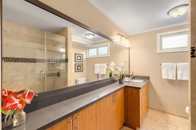 Building Photo - Well kept, private stand alone home steps ...