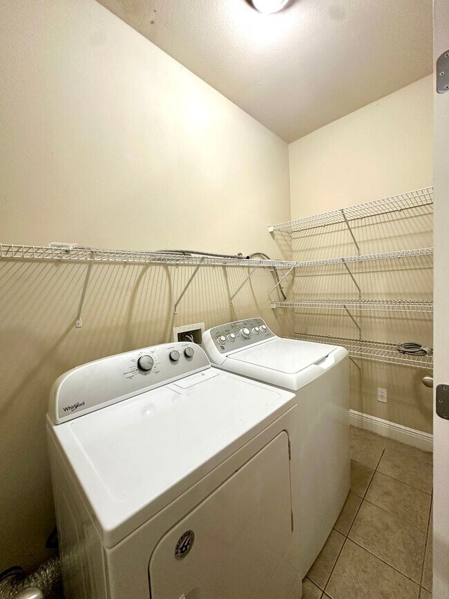 Building Photo - Summerwood Villas 3BR 2BA