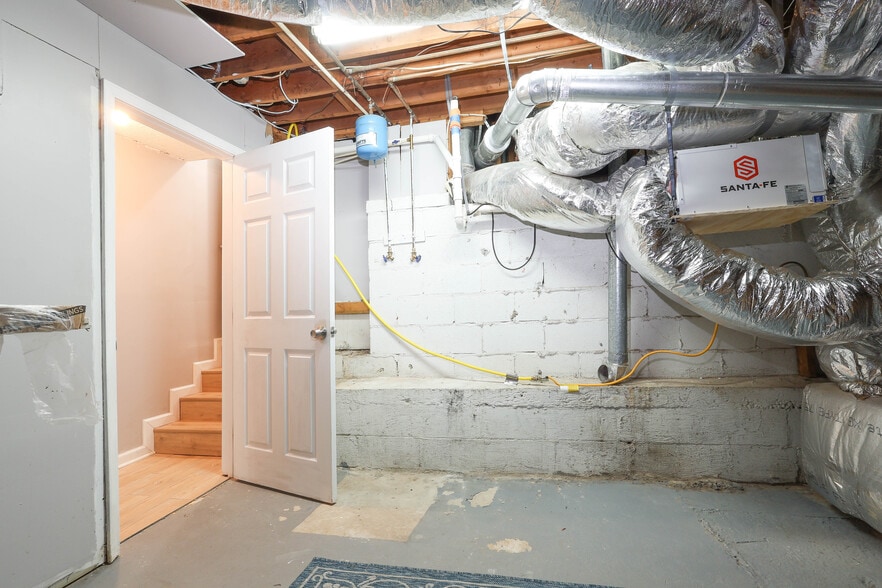 Building Photo - 225 Willow Lake Ln