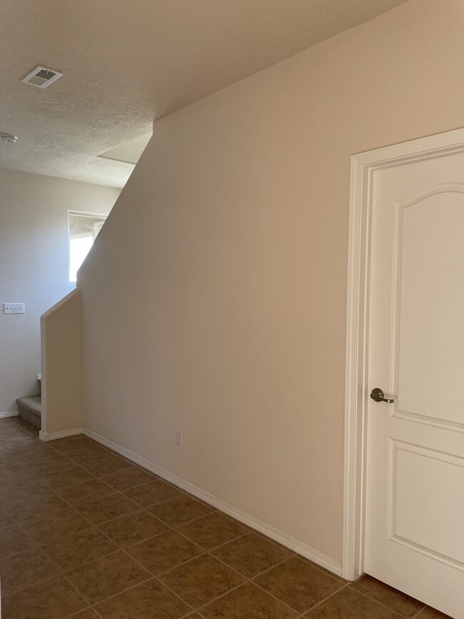 Building Photo - 2230 Vista de Colinas Dr SE