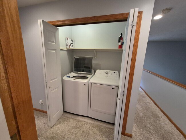 Building Photo - Townhome overlooking Park w/ Laundry & Att...