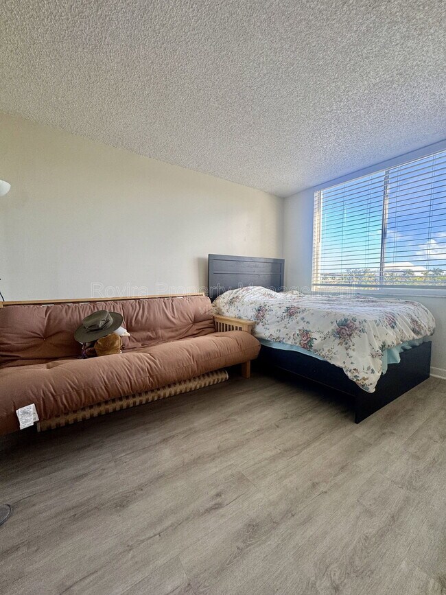 Building Photo - 1740 NW N River Dr