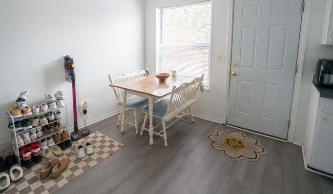 Building Photo - 915 Burcham Dr