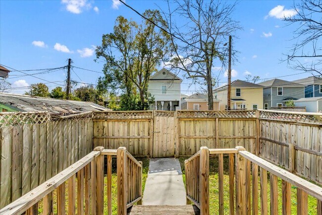 Building Photo - Beautiful 4 bedroom home downtown