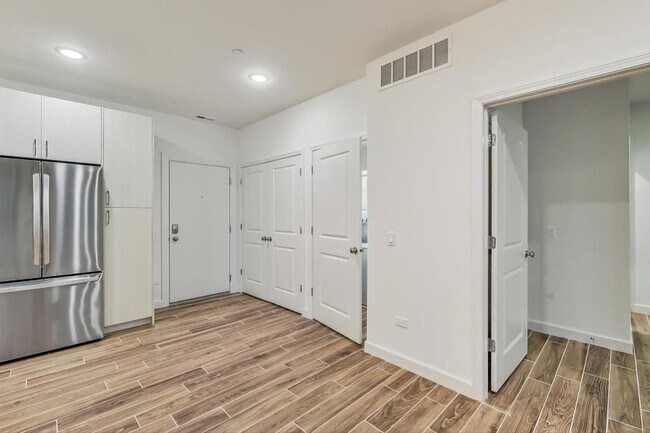 Building Photo - 3 bedroom in Chicago IL 60637
