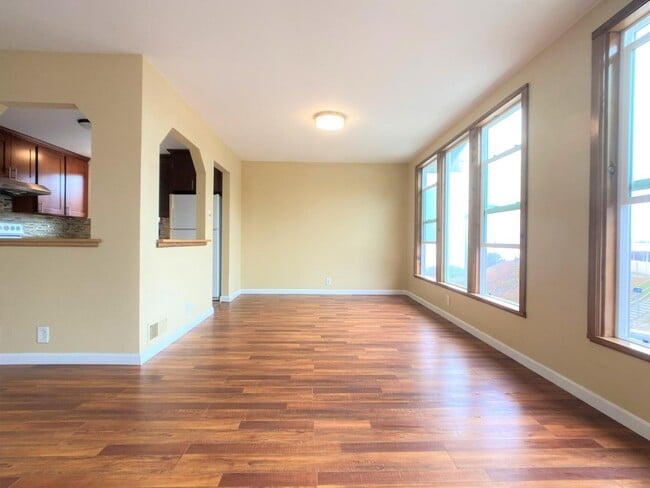 Building Photo - 1215 Skyline Dr