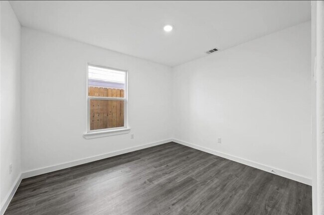 Building Photo - 2310 Wavell St