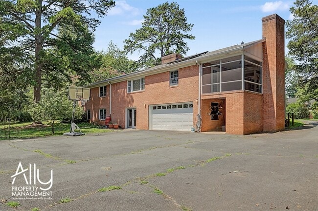 Building Photo - 102 Lancaster Ct