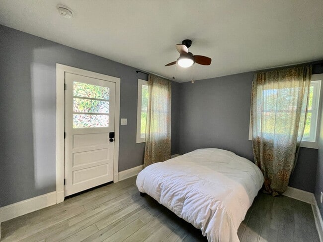 Building Photo - Beautiful Renovated 3 Bed 2 Bath Close to Downtown and UK