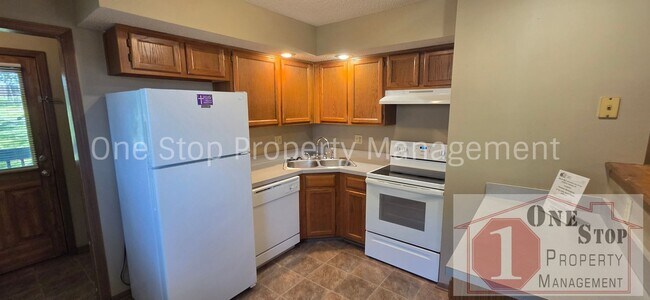 Building Photo - 3 Bedroom 2 Bathroom Duplex with 1 car garage in KCMO