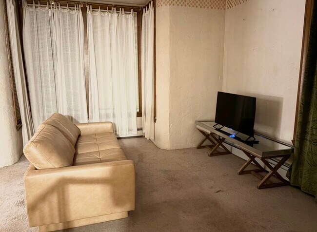 Building Photo - 41 Hollywood St.