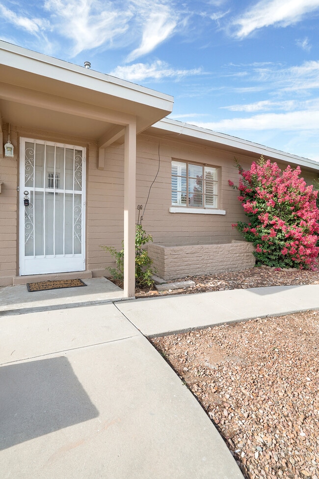 Building Photo - Cielo Vista 3 Bedroom 2 Bath