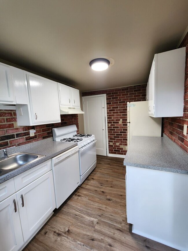 Building Photo - Recently Renovated 3 Bedroom in Harrisburg!