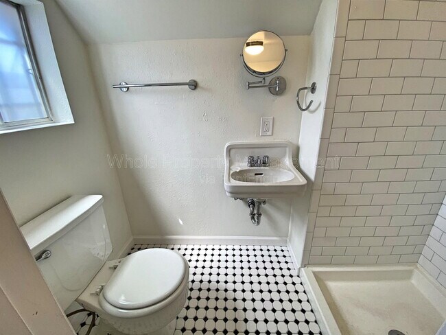 Building Photo - 715 Elati St
