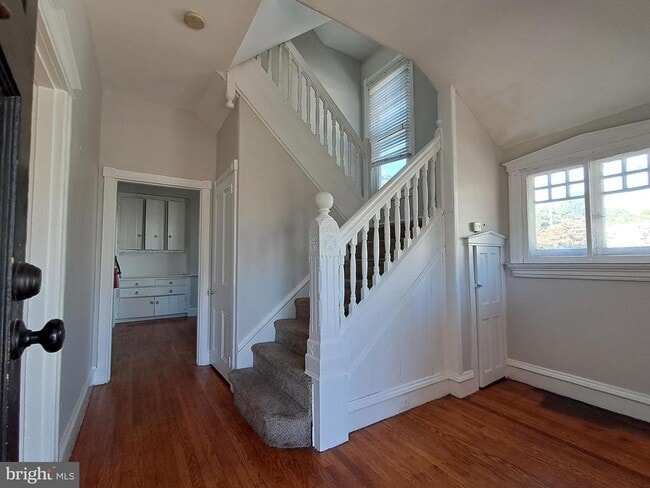 Building Photo - 108 S Clifton Ave