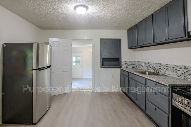 Building Photo - 2300 Miramar Blvd