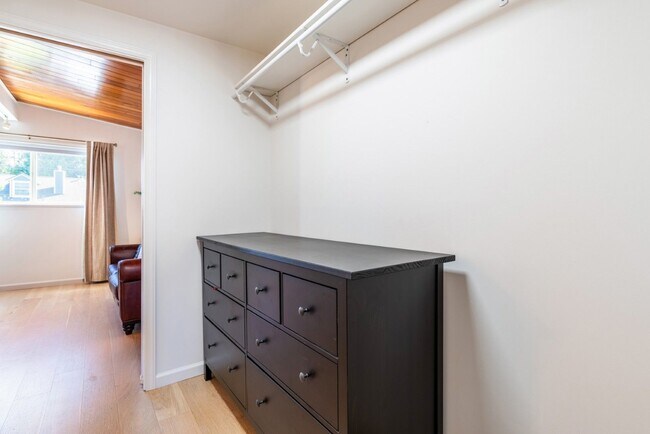 Building Photo - 4bd/1.75ba Shoreline Home