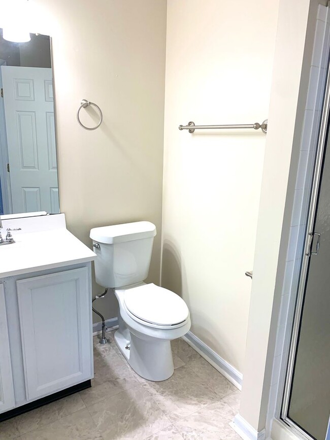 Building Photo - Light Filled 2bd 2bth Penthouse Condo In Piney Orchard!