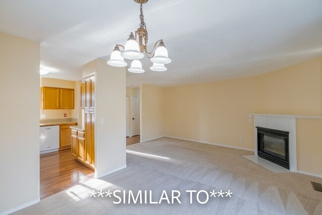 Building Photo - Two Bedroom Duplex in Great Neighborhood, Close to Schools! Pet Friendly!