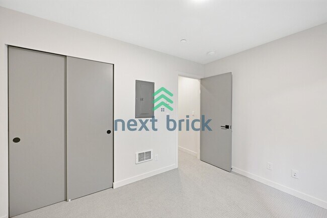 Building Photo - "Charming 3-Bedroom Townhouse Retreat in the Heart of Seattle - 3104C SW Avalon Way!"