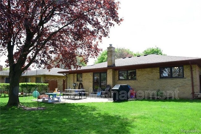 Building Photo - 15142 Susanna St