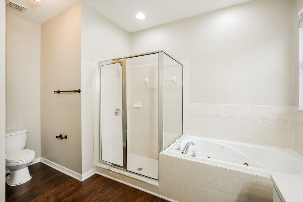 Building Photo - 6033 Live Oak Dr