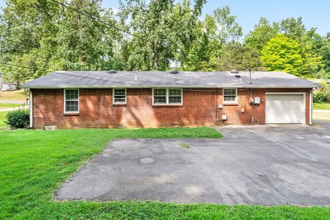 Building Photo - 3 Bedroom Home For Rent Near Downtown Clar...