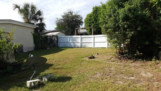 Building Photo - 11573 Venetian Ave