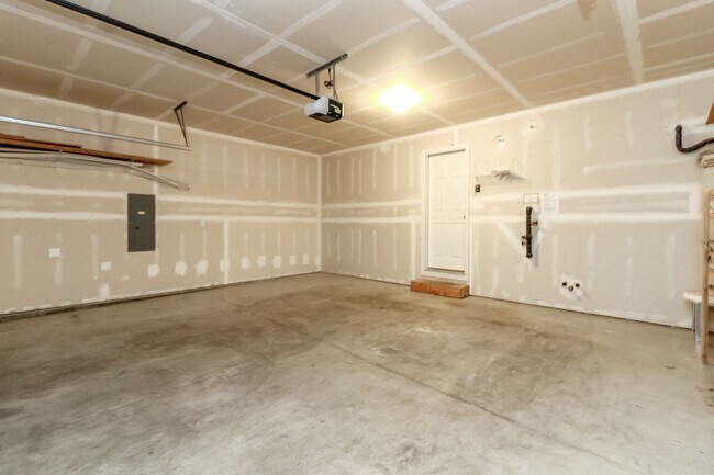 Building Photo - 1360 Sinclair Dr