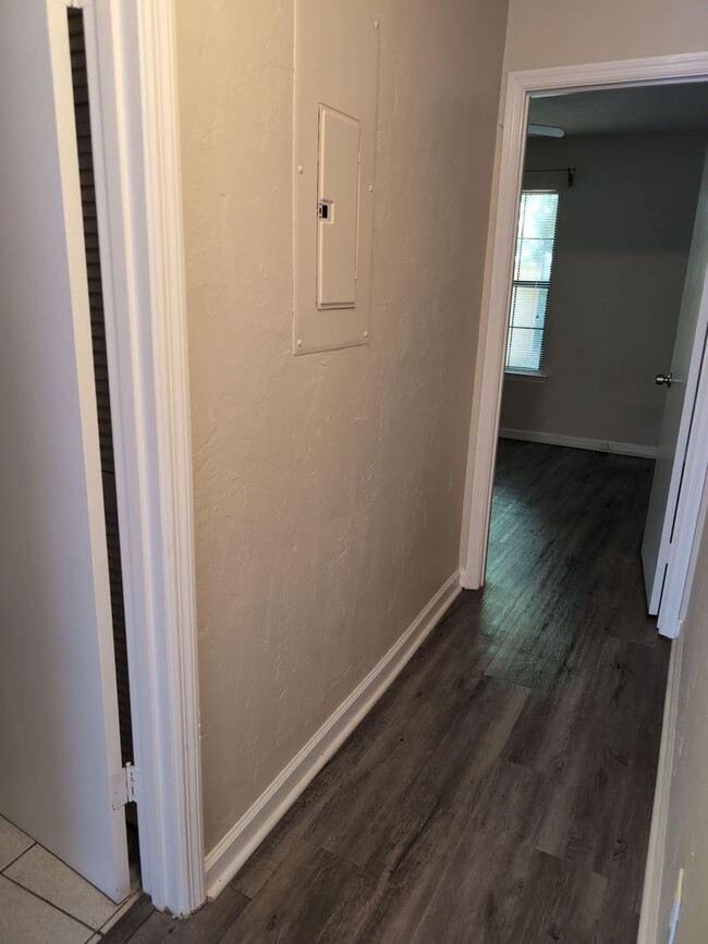 Building Photo - Sublease, Cul-de-sac townhome with nice sc...