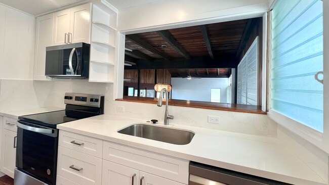 Building Photo - AVAILABLE NOW! PARTIALLY RENOVATED 2 BEDRO...