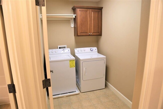 Building Photo - Nice 4bed/2.5 Bath Home, Gas Range