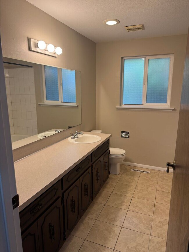 Building Photo - **PENDING**Beautiful 5 Bed 2 & 3/4 Bath home in Tacoma