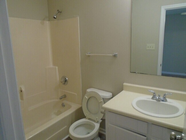 Building Photo - 912 Hollydale Ln