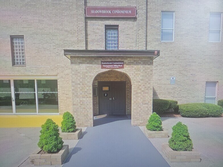 Building Photo - 3 Shadowbrook Ln