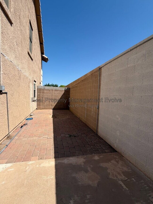 Building Photo - 6903 W Lawrence Ln