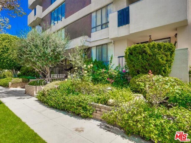 Building Photo - 150 N Almont Dr
