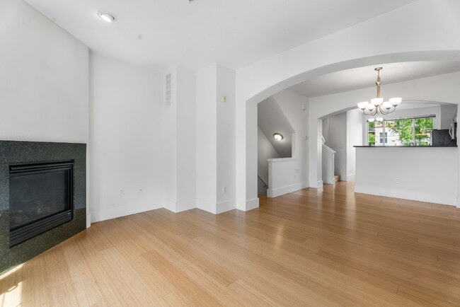 Building Photo - Spacious 3-Level Townhome for Rent in Prime Location