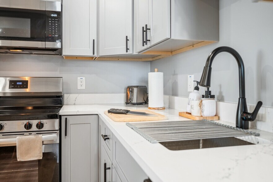 Building Photo - 81 Luna St