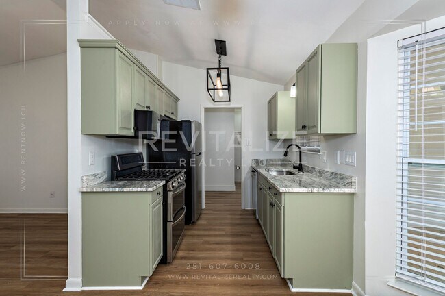 Building Photo - Beautifully Remodeled 4 Bed / 2 Bath Home near Airport Blvd