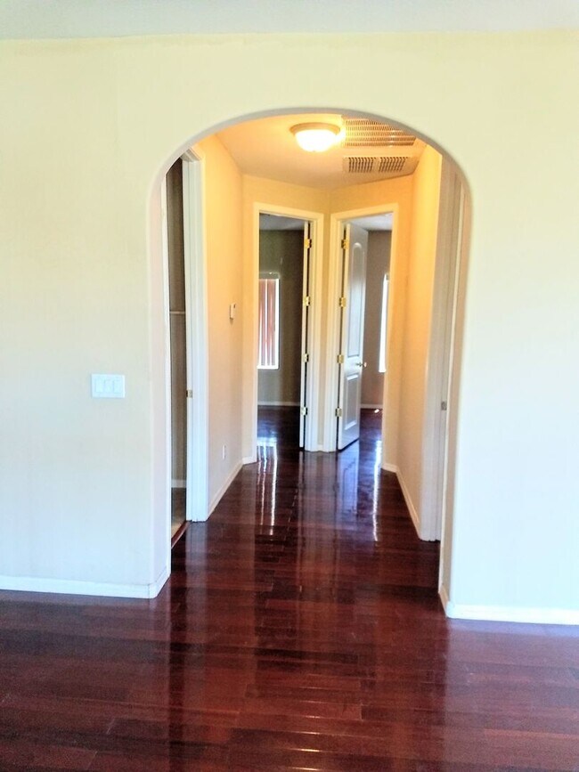 Building Photo - HUGE 5 bedroom, 3 bathroom in Glendale