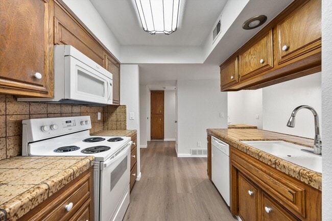 Building Photo - Beautiful 2-Bedroom Condo in Bakersfield, CA