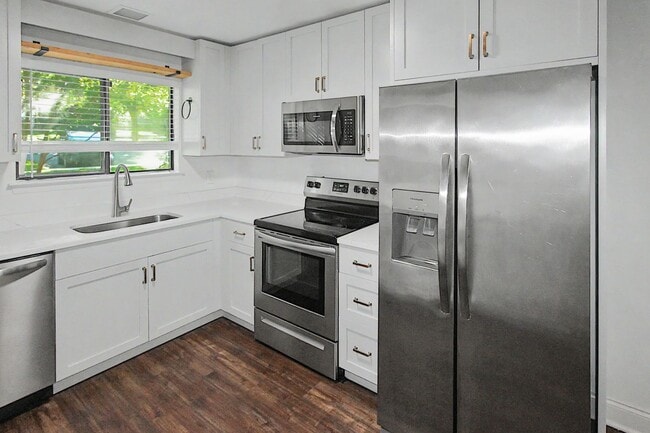 Building Photo - 2 Bedroom Condo In South Park!