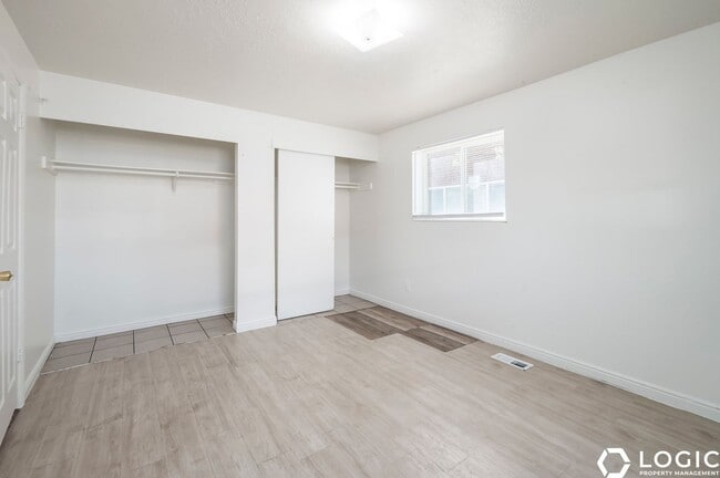 Building Photo - 1600 Ivy Cir
