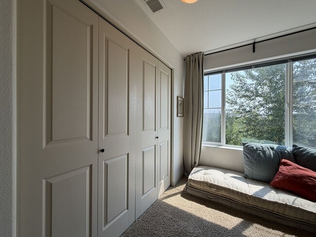 Building Photo - 10721 NE Gateway Pl