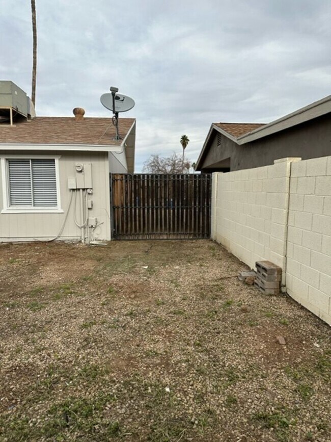 Building Photo - 1817 W Wood Dr