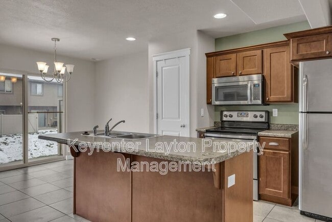 Building Photo - 2415 Wellington Dr