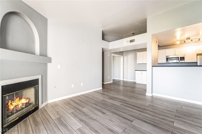 Building Photo - 950 Seven Hills Dr